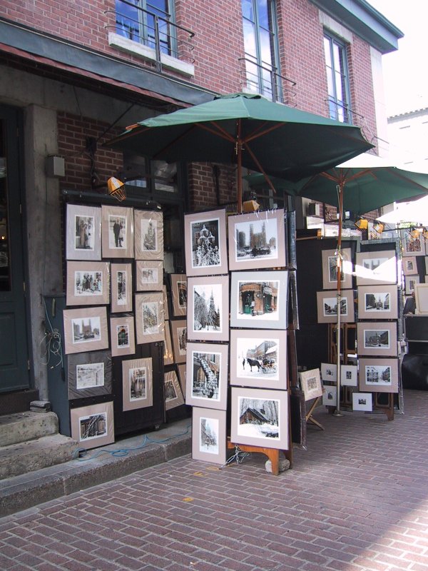 Монтреаль, 2004: фоторынок у кирпичного дома с зелёными зонтиками