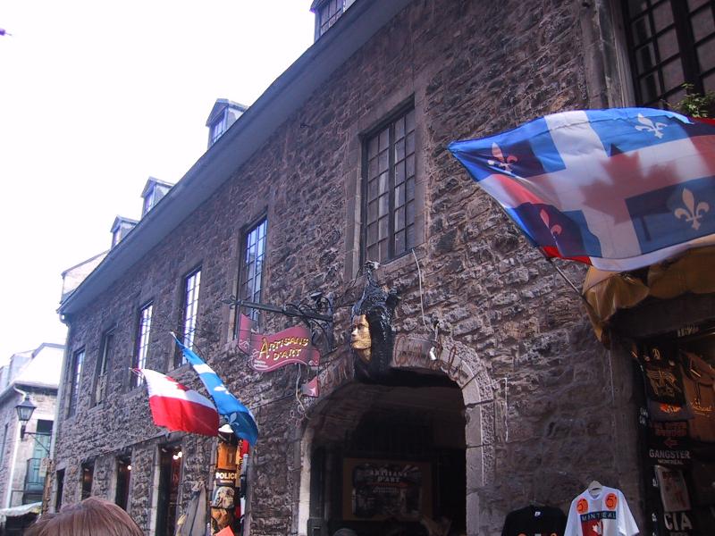 Старый монреальский дом с флагами Канады и Квебека, 2004