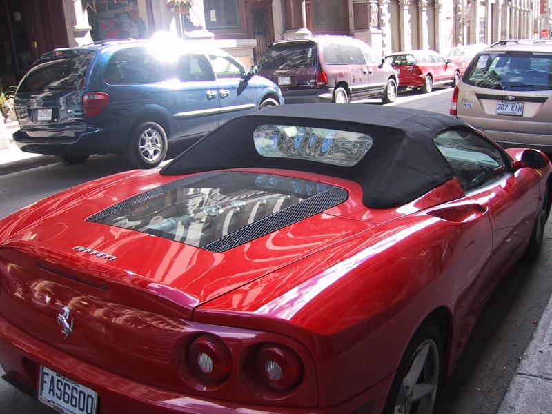 Красный Ferrari 360 Spider с черным верхом на улице Монреаля
