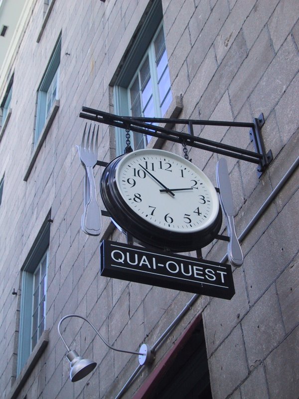Quai-Ouest: часы и вилка над бетонной стеной Монреаля 2004