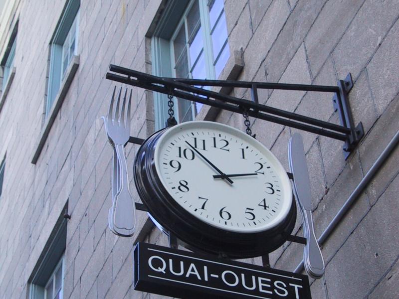 Quai-Ouest: часы и вилка над бетонной стеной Монреаля 2004