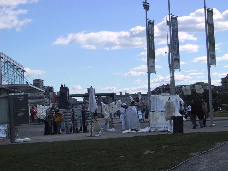 Монреаль, 2004: белые ткани на площади у подводной лодки