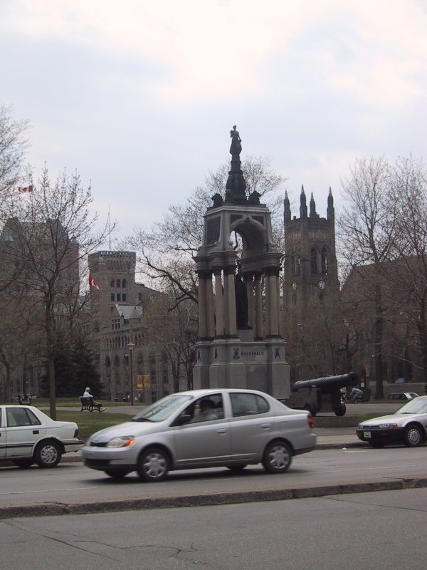 Монреаль, май 2004: памятник Макдональду и башня собора на фоне улицы