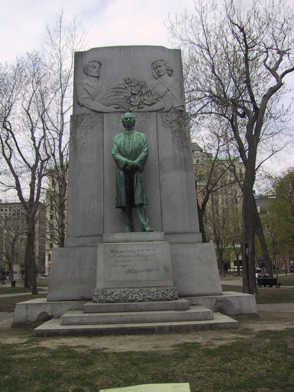 Памятник Уильяму Девису в Монреале, май 2004