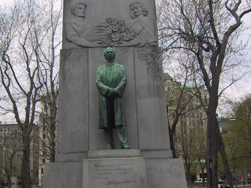 Памятник Уильяму Девису в Монреале, май 2004