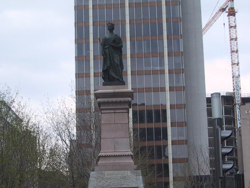 Монреаль, май 2004: памятник королеве Виктории у современного небоскрёба