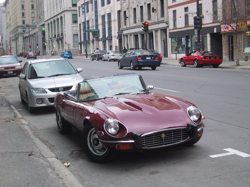 Канада, Монреаль, май 2004: красный Jaguar E-Type на перекрёстке у Rue Sainte-Catherine