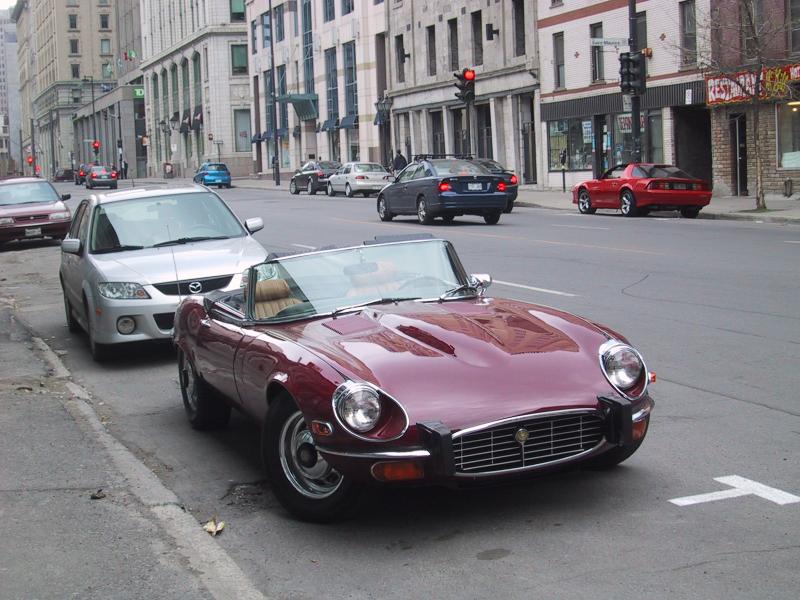 Канада, Монреаль, май 2004: красный Jaguar E-Type на перекрёстке у Rue Sainte-Catherine