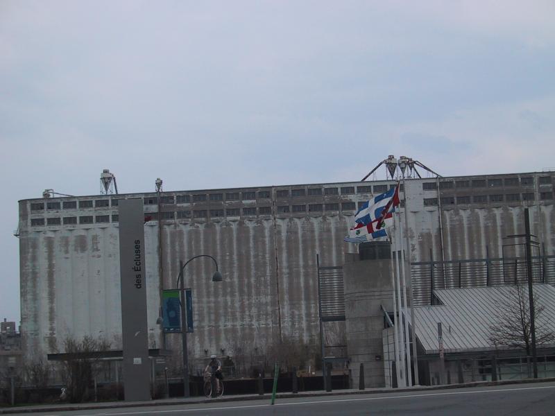 Монреаль, 2004: бетонный гигант «des Écluses» и флаги над пристанью