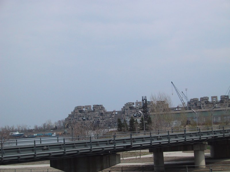 Монреаль, 2004: Бетонные кубы Нотр-Дам-де-Бонс-Эсприт и мост над рекой