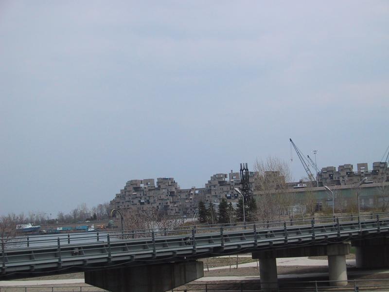 Монреаль, 2004: Бетонные кубы Нотр-Дам-де-Бонс-Эсприт и мост над рекой