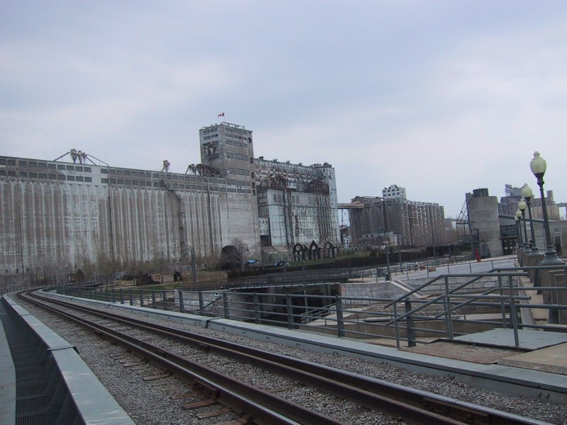 Монреаль, 2004: рельсы у старых элеваторов с канадским флагом