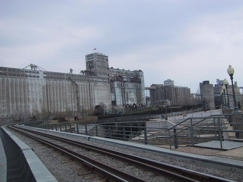 Монреаль, 2004: рельсы у старых элеваторов с канадским флагом