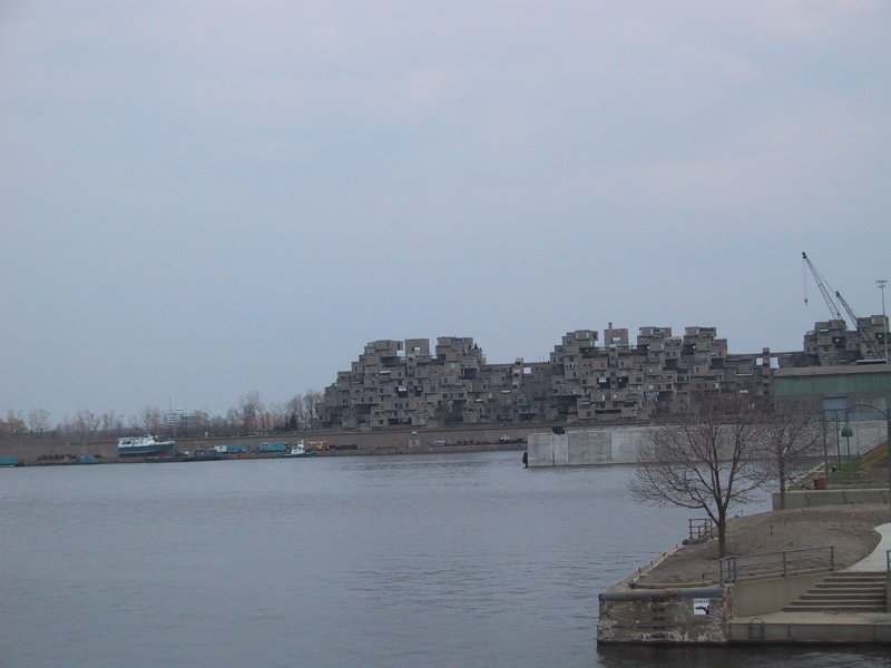 Монреаль, 1 мая 2004: «Башни-куб» на берегу реки Сен-Лоран