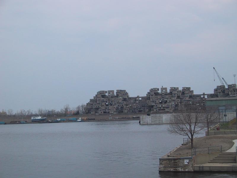 Монреаль, 1 мая 2004: «Башни-куб» на берегу реки Сен-Лоран