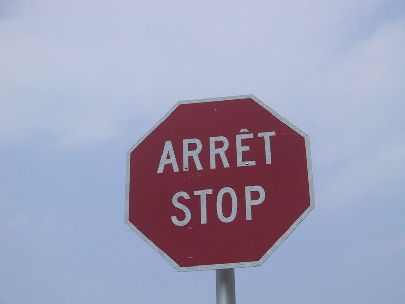 Стоп-знак с надписью «ARRÊT STOP» в Монреале, май 2004