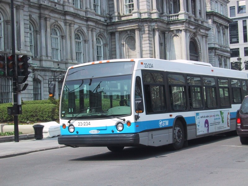 Монреаль, май 2004: автобус STM у старинного здания в стиле неоклассицизм