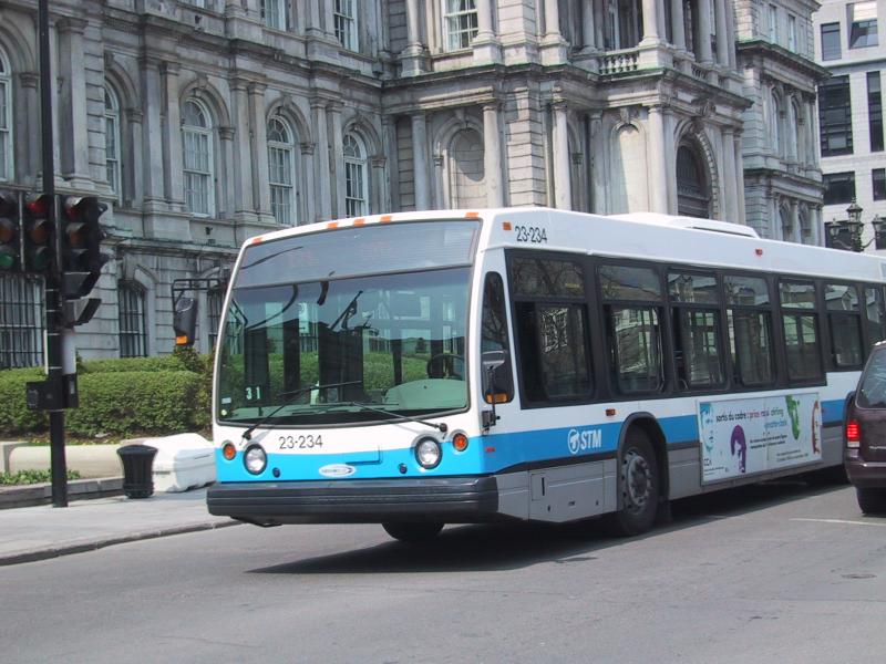 Монреаль, май 2004: автобус STM у старинного здания в стиле неоклассицизм