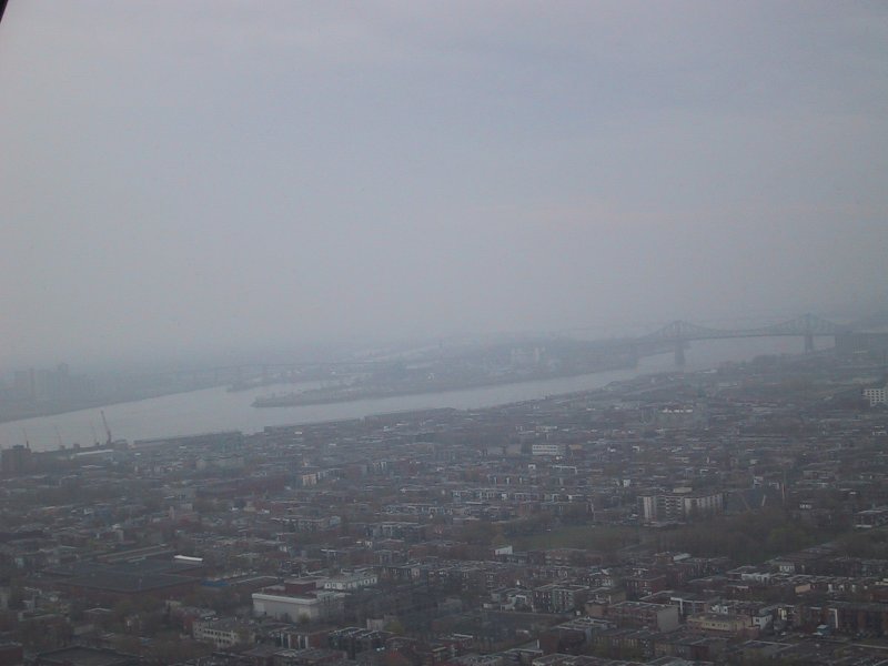 Монреаль, май 2004: вид на Сен-Лоран и Мост Луи-Херб, затянутые туманом
