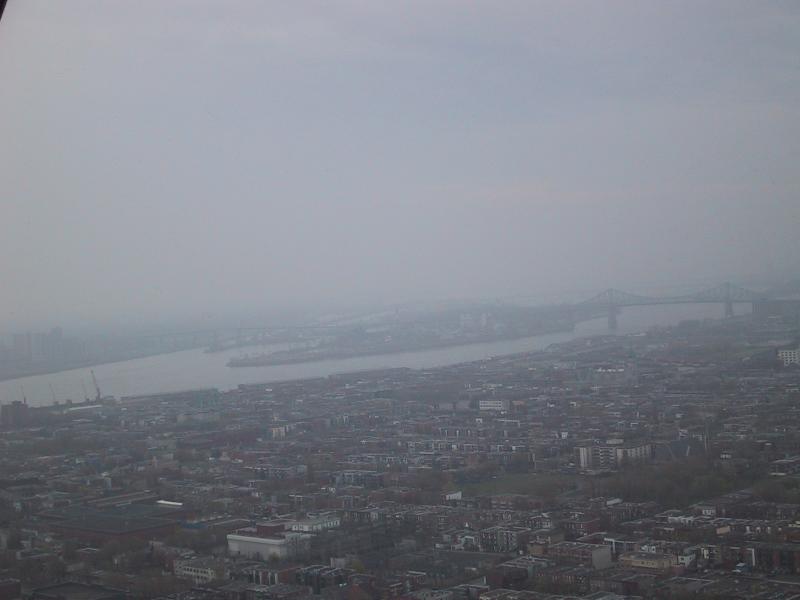 Монреаль, май 2004: вид на Сен-Лоран и Мост Луи-Херб, затянутые туманом