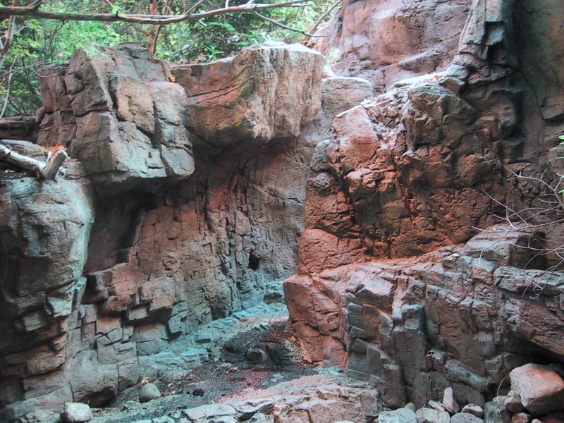Каменные уступы в парке Монреаля, май 2004