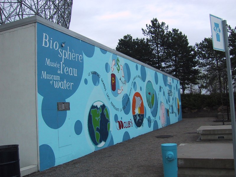 Монреаль, май 2004: стена Биосферы с надписью «Biosphère Musée de l'eau»