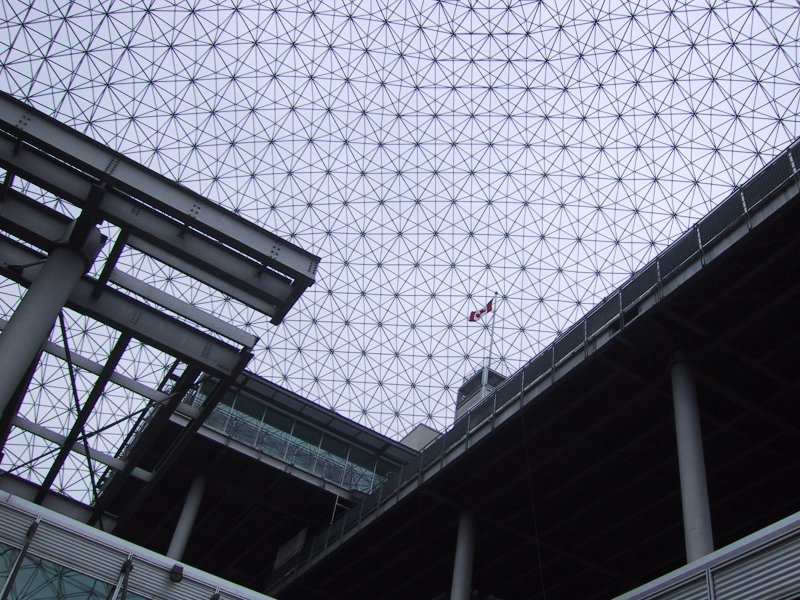 Монреаль, 2004: геодезическая крыша и канадский флаг над мостом