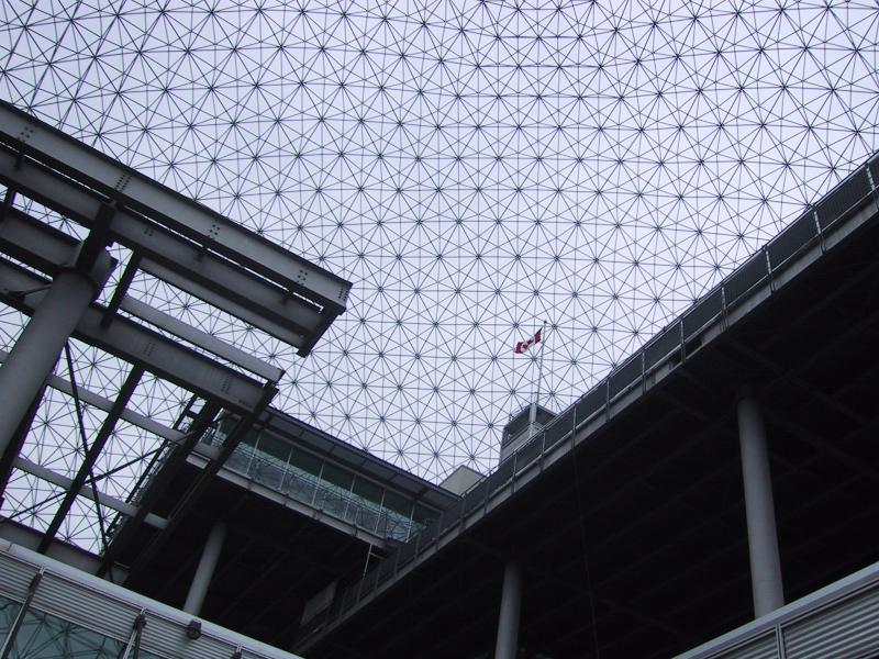 Монреаль, 2004: геодезическая крыша и канадский флаг над мостом