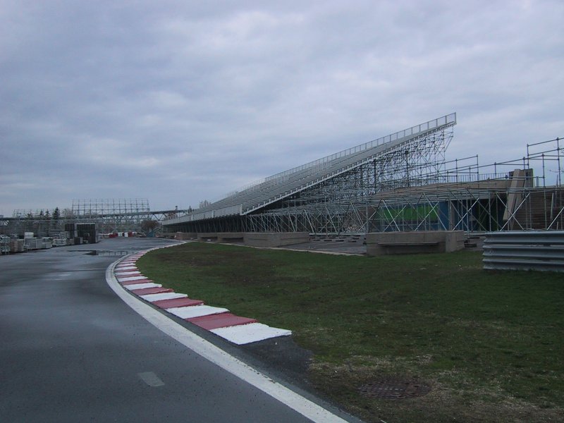 Монреаль, трасса 1 3.05., май 2004: временные трибуны и бетонные бордюры