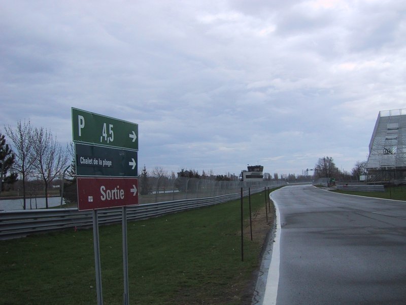 Монреаль, трасса Монтерей, май 2004: указатель к «Chalet de la plage» и «Sortie»