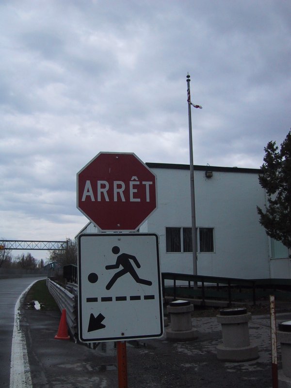 Монреаль, май 2004: «ARRÊT» и знак с бегущим мальчиком у входа в здание