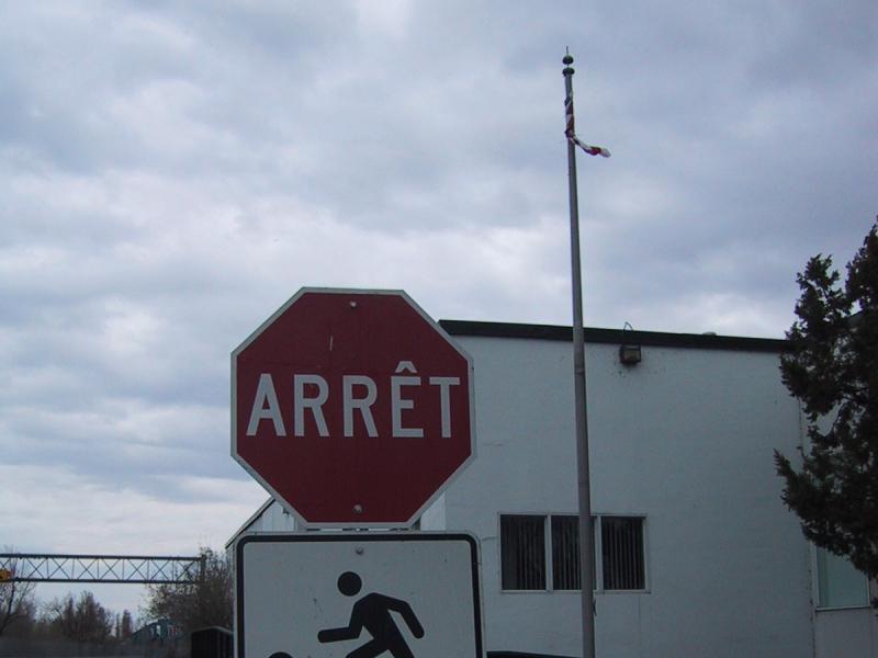 Монреаль, май 2004: «ARRÊT» и знак с бегущим мальчиком у входа в здание