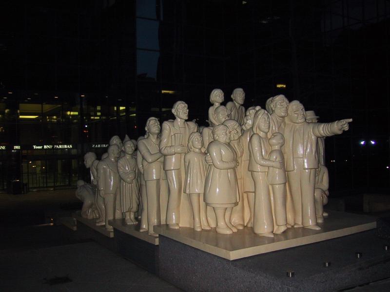 Монреаль, 2004: группа белых скульптур у БНП-Парибаса