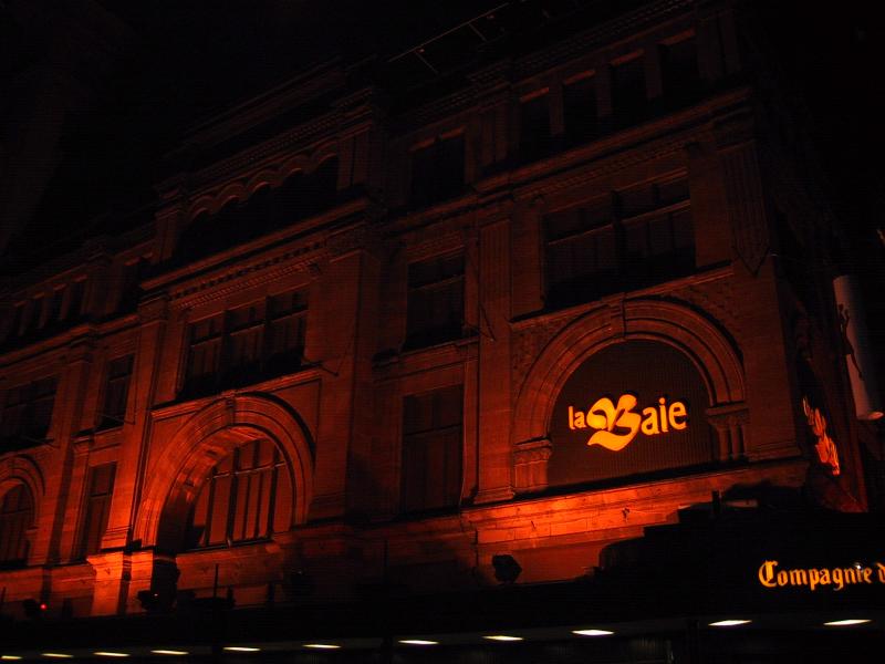 Монреаль, май 2004: фасад здания с проекцией «la Salle»