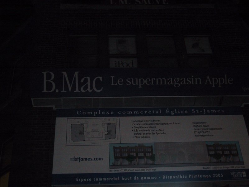 Montreal, май 2004: рекламный щит «B.Mac Le supermagasin Apple» у Église St-James