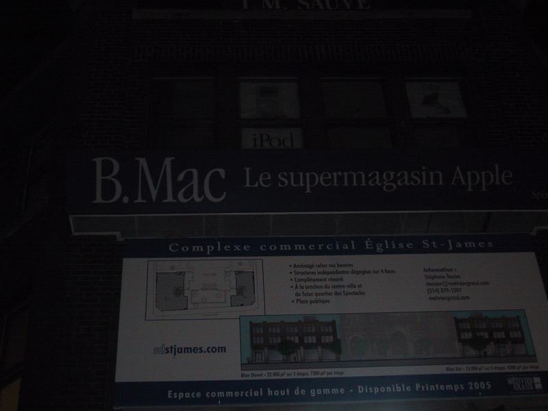 Montreal, май 2004: рекламный щит «B.Mac Le supermagasin Apple» у Église St-James