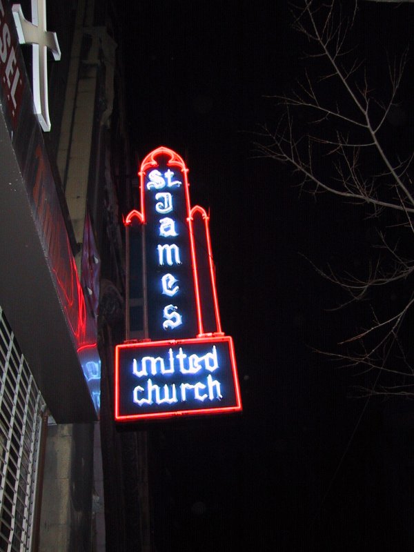 Ночная вывеска церкви St. James United Church в Монреале, май 2004