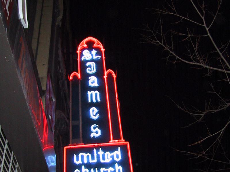 Ночная вывеска церкви St. James United Church в Монреале, май 2004