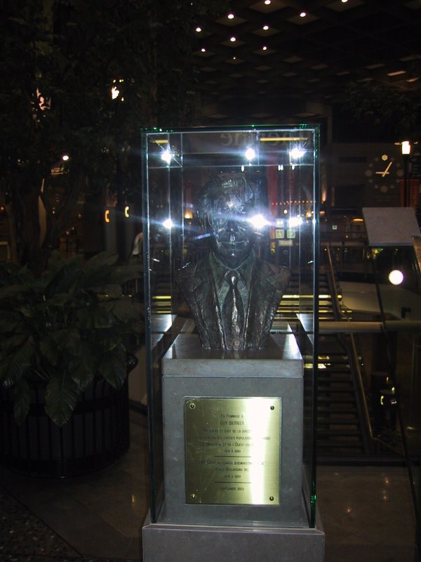 Бюст Гийома Бернье в центре Монреаля, май 2004