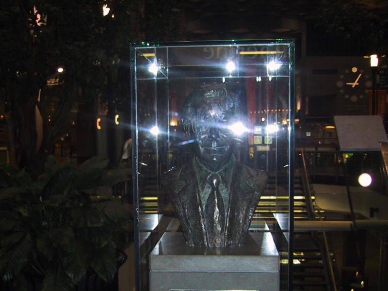 Бюст Гийома Бернье в центре Монреаля, май 2004