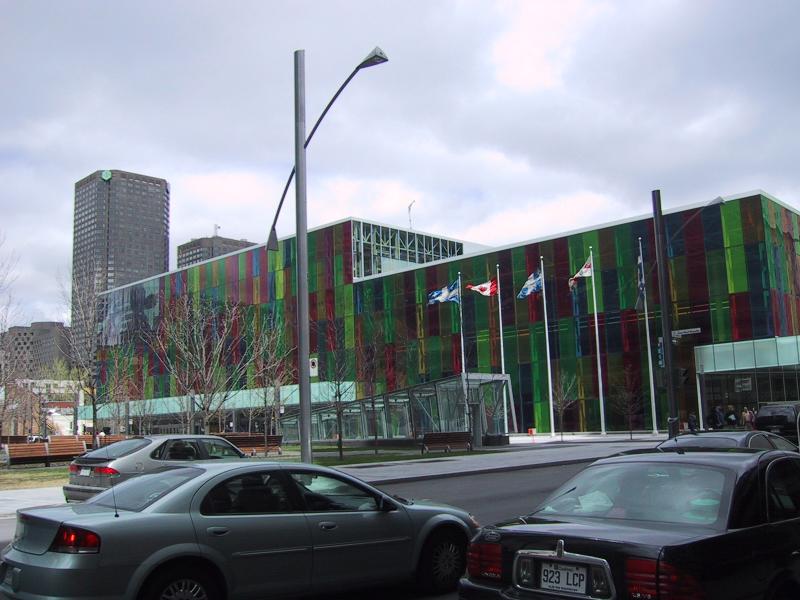 Монреаль, май 2004: цветной фасад библиотеки в квартале Виктории
