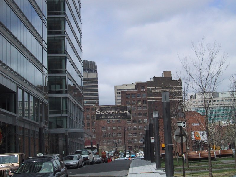 Монреаль, май 2004: «The Southam Printing Company Montreal» на фоне стеклянных небоскрёбов