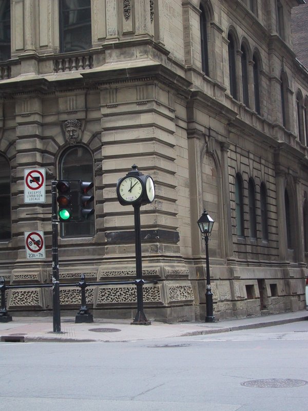 Монреаль, 2004: угловой часовой столб у старинного каменного здания