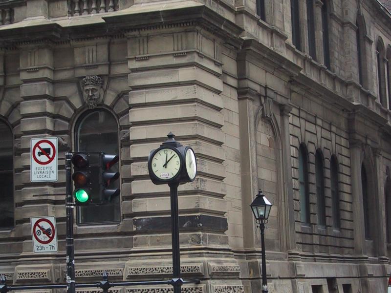 Монреаль, 2004: угловой часовой столб у старинного каменного здания