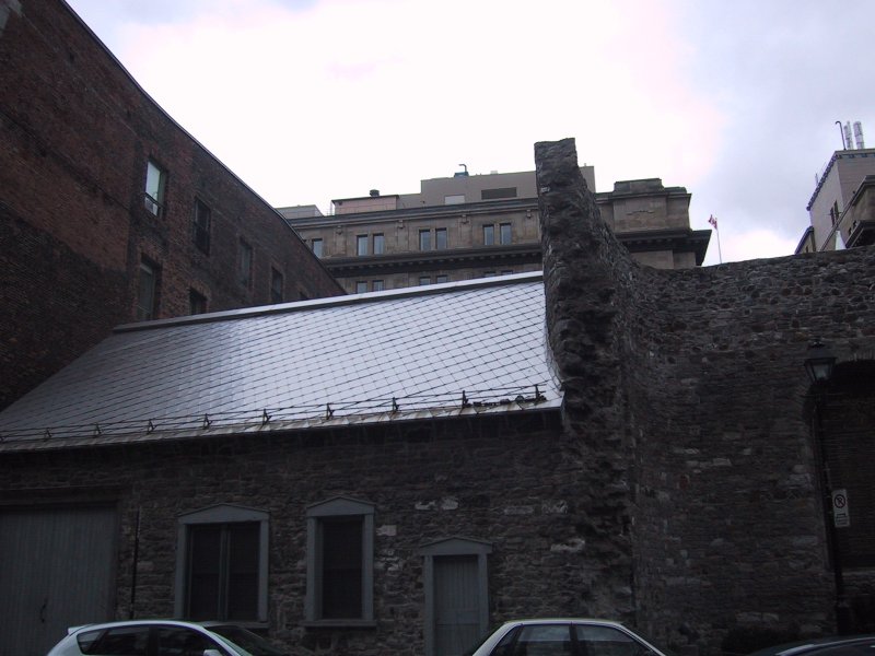 Старинная каменная постройка в Монреале, май 2004