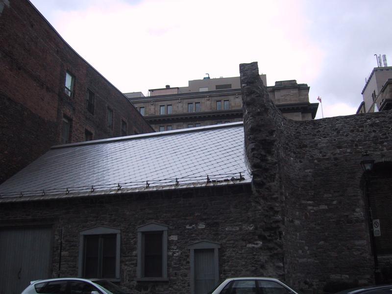 Старинная каменная постройка в Монреале, май 2004