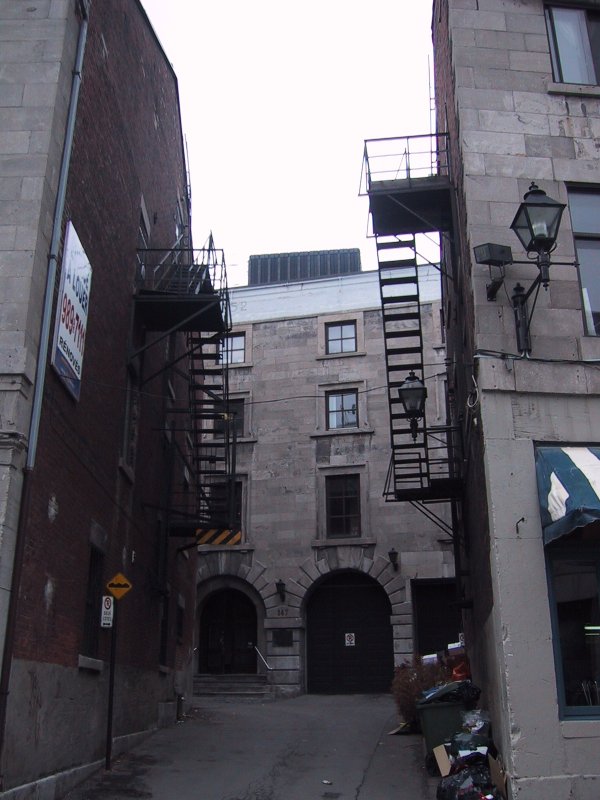 Монреаль, 147 rue Saint-Paul Est, май 2004: узкий проход между старыми каменными и кирпичными домами