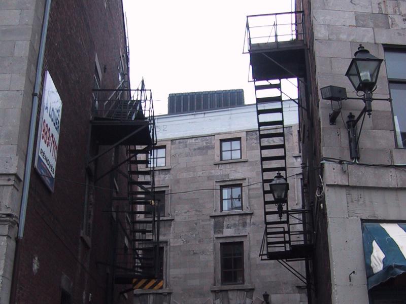 Монреаль, 147 rue Saint-Paul Est, май 2004: узкий проход между старыми каменными и кирпичными домами