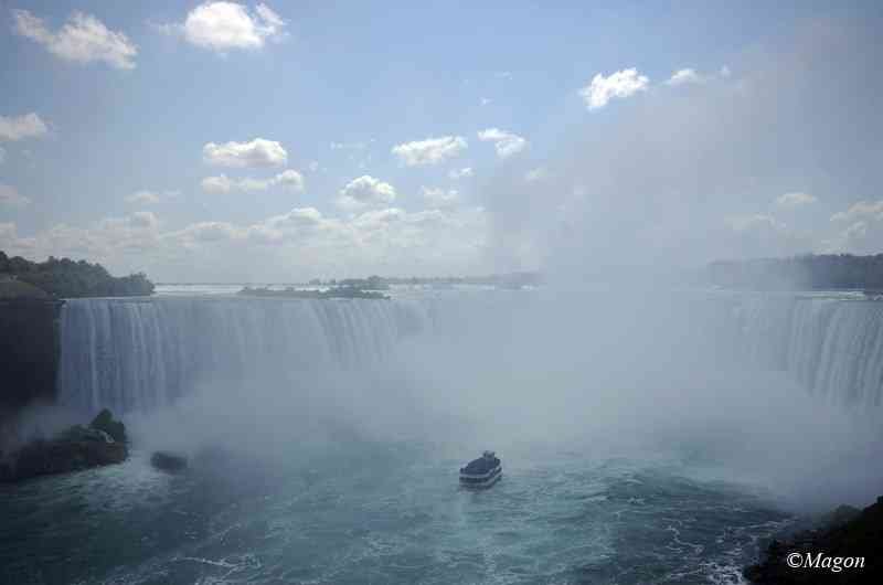 Ниагарский водопад в Канаде: лодка под струями брызг