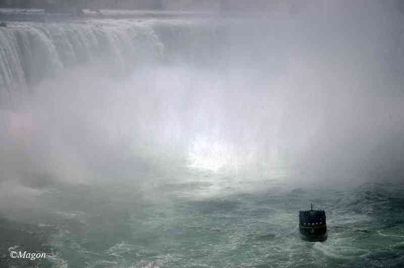 Niagara Falls: лодка в тумане у основания водопада